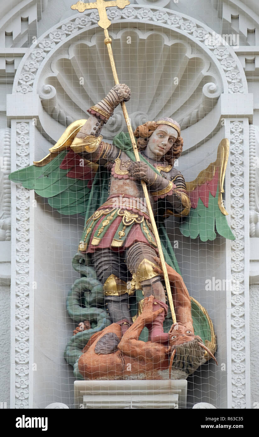 Saint Michel terrassant le dragon, statue sur le portail de l'église de Saint Leodegar à Lucerne, Suisse Banque D'Images