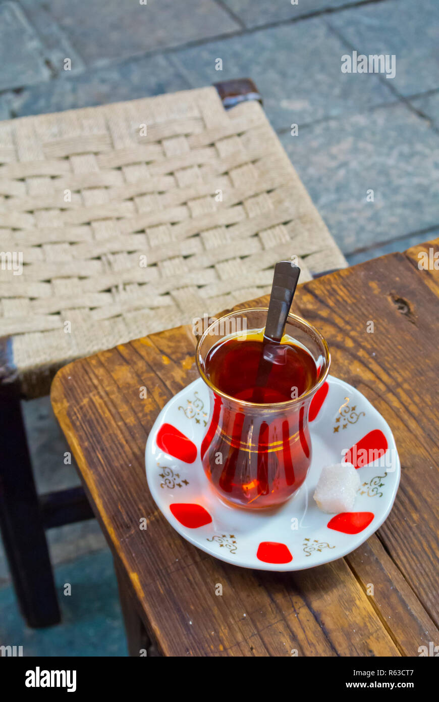 Caj, thé dans un verre tulipe, Beyoglu, Istanbul, Turquie, en Eurasie Banque D'Images