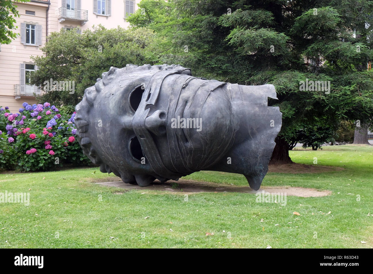 Tête en forme de monument célèbre appelé 'Eros' les yeux bandés artiste Igor Mitoraj à Lugano, Suisse Banque D'Images