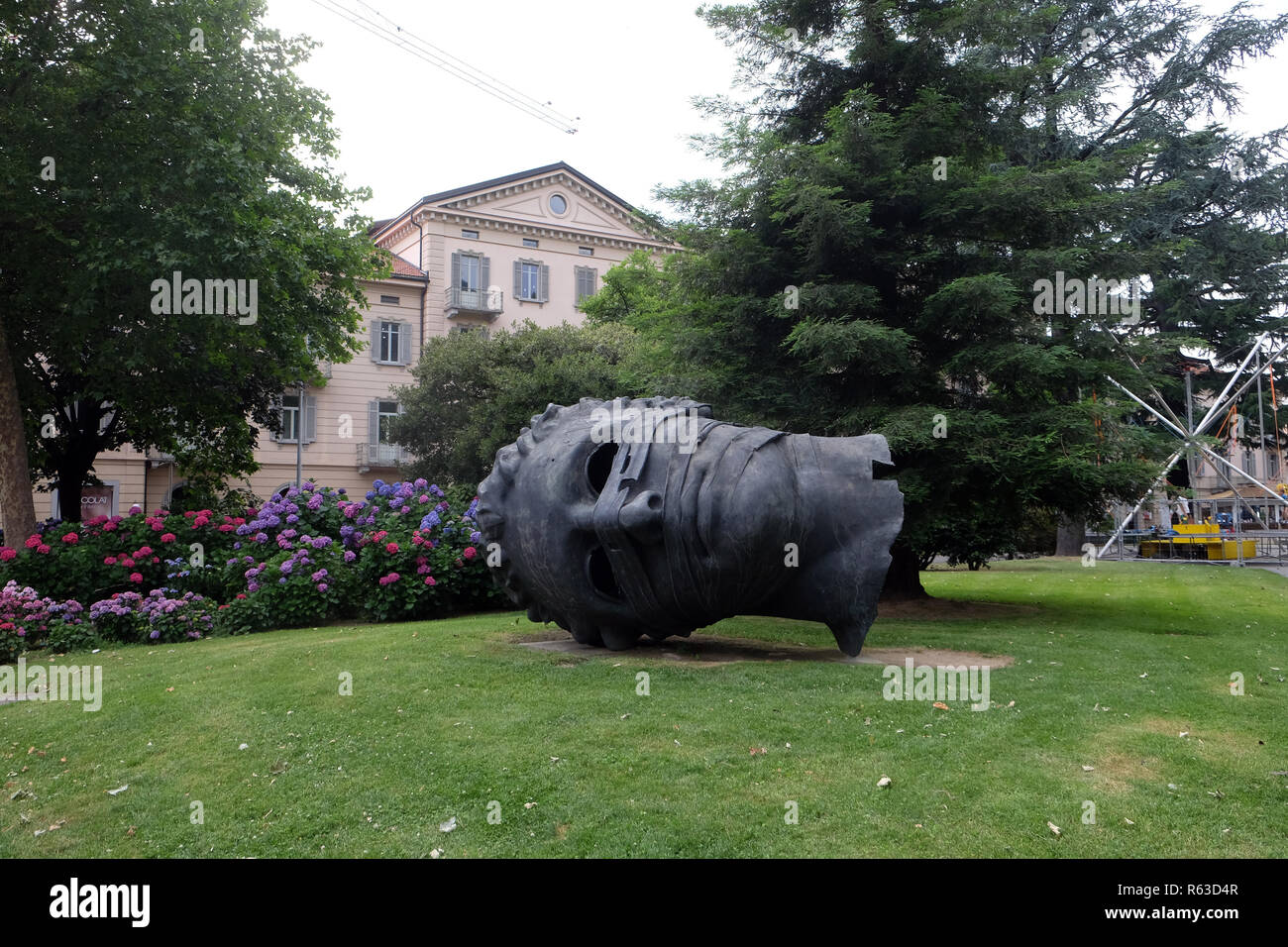 Tête en forme de monument célèbre appelé 'Eros' les yeux bandés artiste Igor Mitoraj à Lugano, Suisse Banque D'Images
