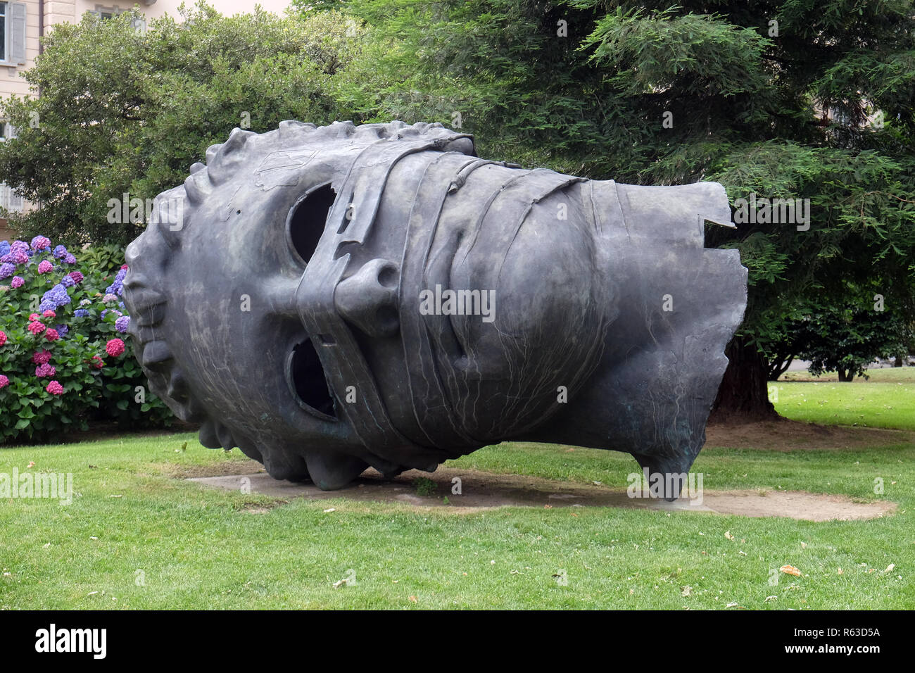 Tête en forme de monument célèbre appelé 'Eros' les yeux bandés artiste Igor Mitoraj à Lugano, Suisse Banque D'Images