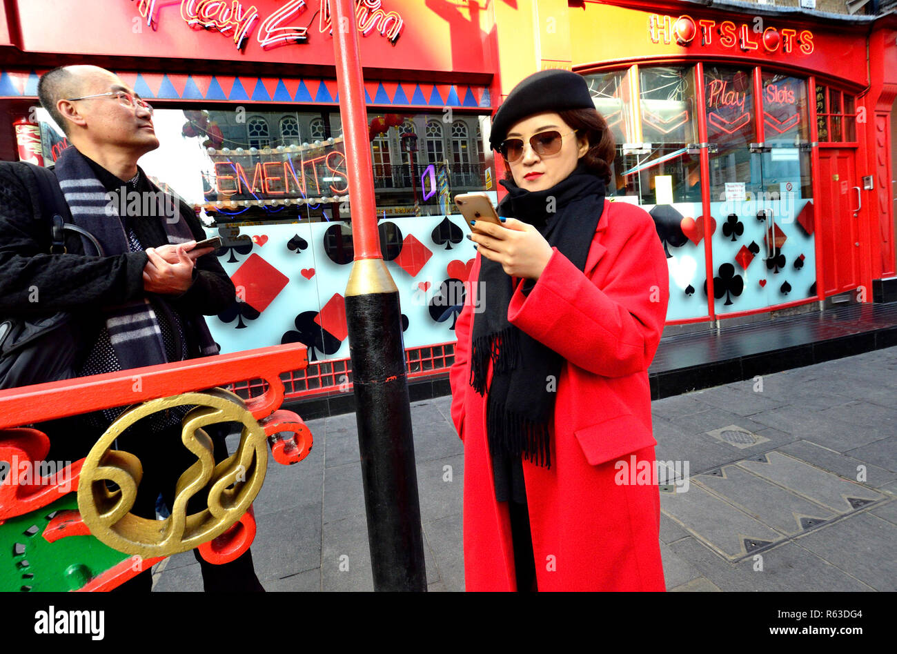 Femme chinoise dans dred sur son téléphone portable en Gerradr Street, Chinatown, Londres, Angleterre, Royaume-Uni. Banque D'Images