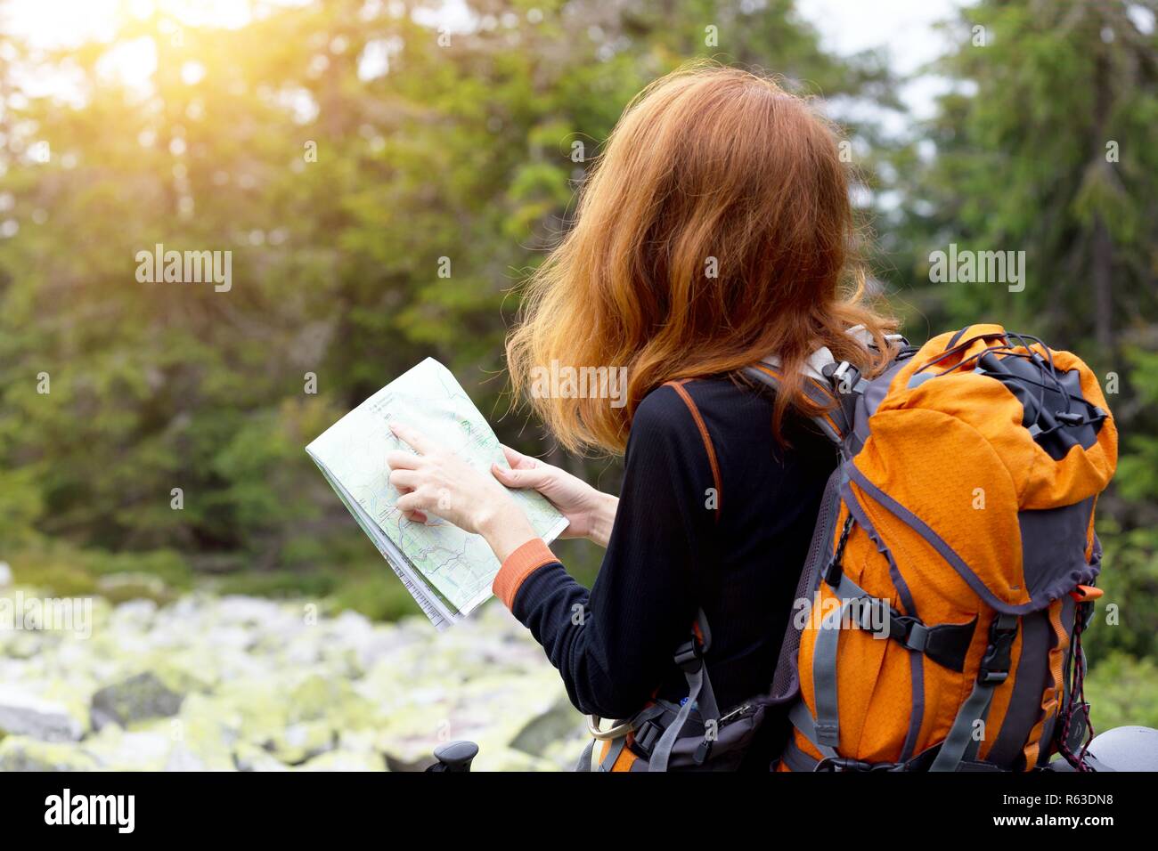 Camping. girl randonneur avec une carte sur les Carpates, montagnes. gorgany, Ukraine. Banque D'Images