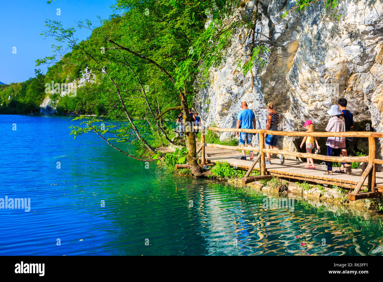Chemin en bois. Le parc national des Lacs de Plitvice. La Croatie, l'Europe. Banque D'Images