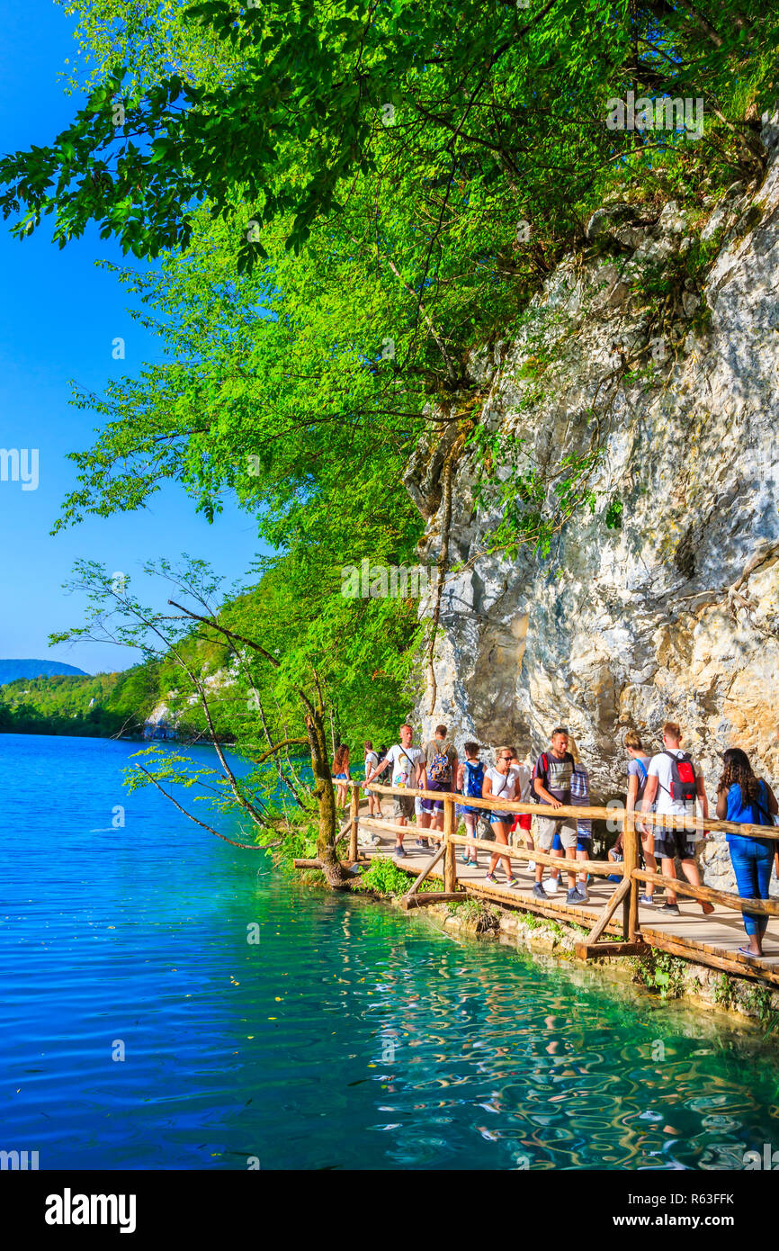 Chemin en bois. Le parc national des Lacs de Plitvice. La Croatie, l'Europe. Banque D'Images