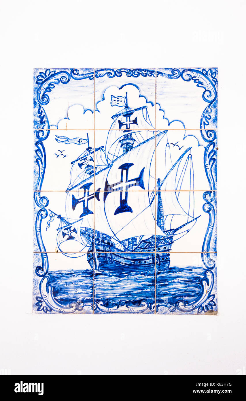 Azulejo traditionnel peinture d'une tuile caravel Banque D'Images
