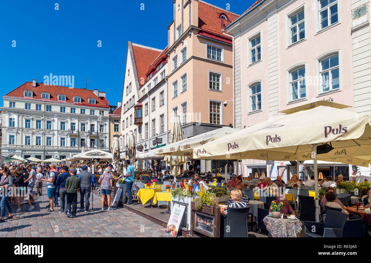 Tallinn, Estonie. Cafés, bars et restaurants sur la Raekoja plats (Place de l'Hôtel de Ville) dans la vieille ville historique (Vanalinn), Tallinn, Estonie Banque D'Images