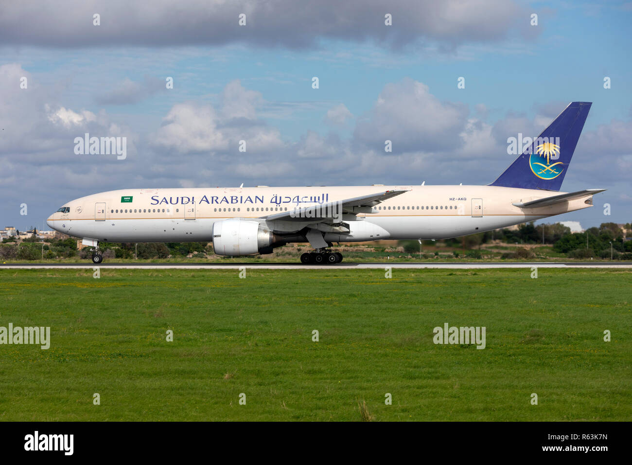 Saudi Arabian Airlines Boeing 777-268/ER (REG : HZ-AKQ) partant après un déroutement le jour avant en raison de pro technique Banque D'Images