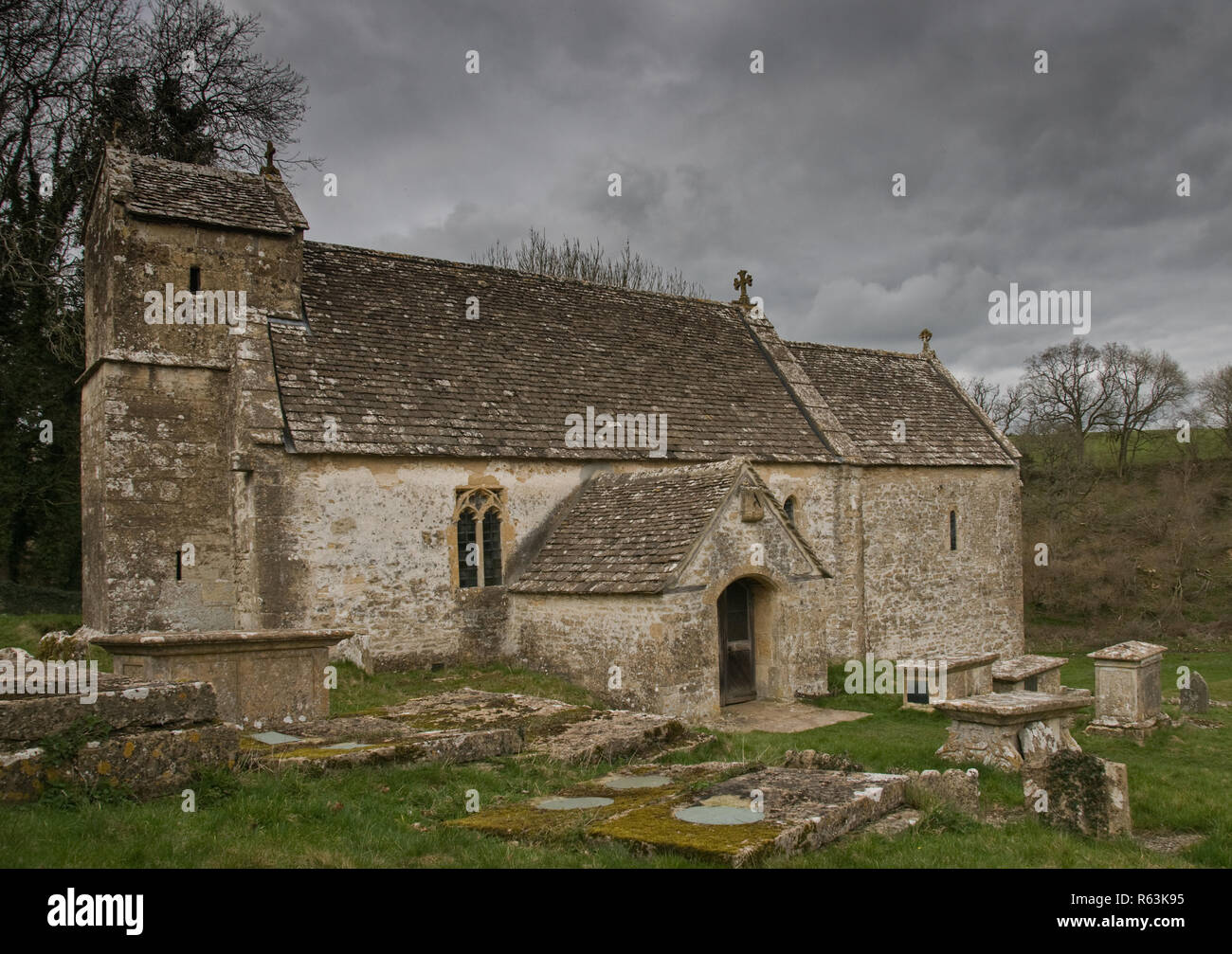 L'église de St Michael à Duntisbourne Rouse est dédié à Saint Michel et est situé sur le flanc d'une colline surplombant la vallée Dunt. Banque D'Images