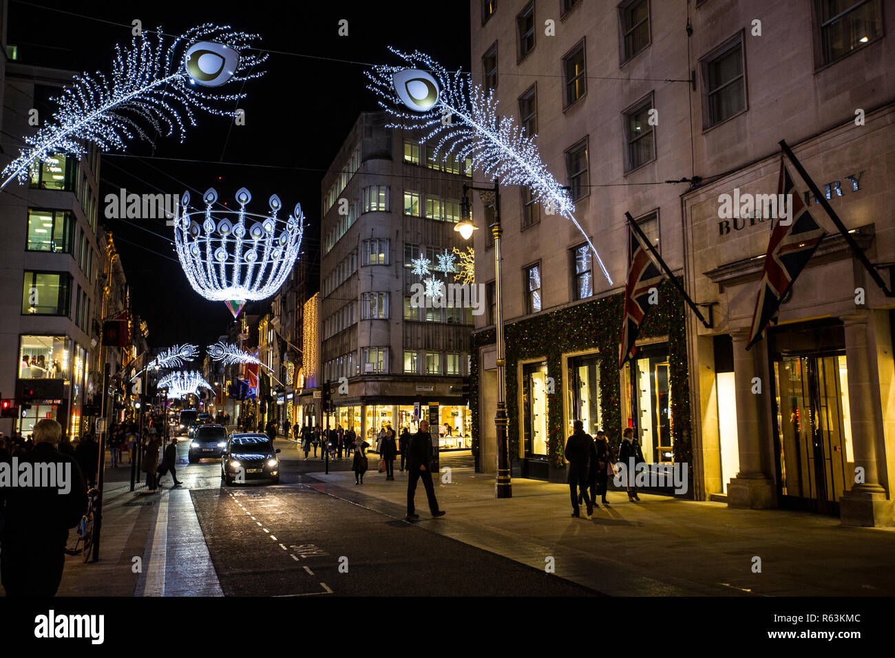 New Bond Street illuminée par les lumières de Noël et ses marques de luxe boutiques dans les semaines précédant Noël, Mayfair, London, Royaume-Uni Banque D'Images