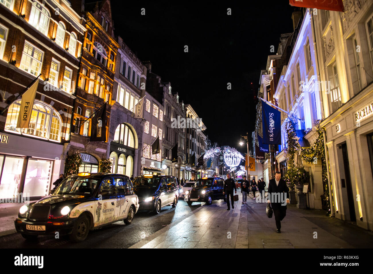 New Bond Street illuminée par les lumières de Noël et ses marques de luxe boutiques dans les semaines précédant Noël, Mayfair, London, Royaume-Uni Banque D'Images