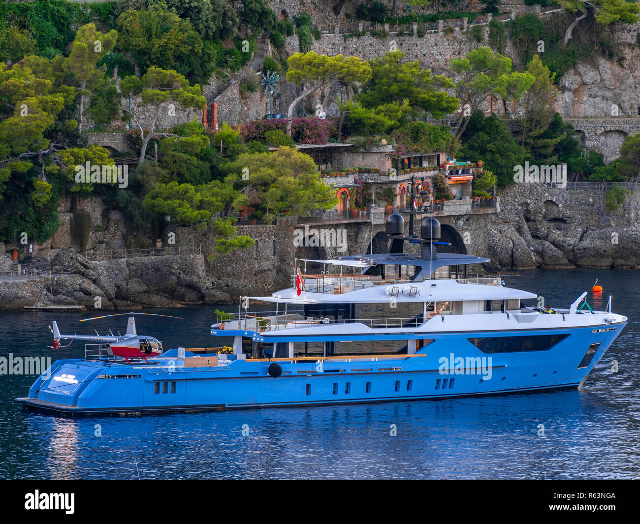 Yacht de luxe avec l'hélicoptère dans le port de Portofino, Golfo Paradiso, province de Gênes, Riviera di Levante, Ligurie, Italie, Europe Banque D'Images