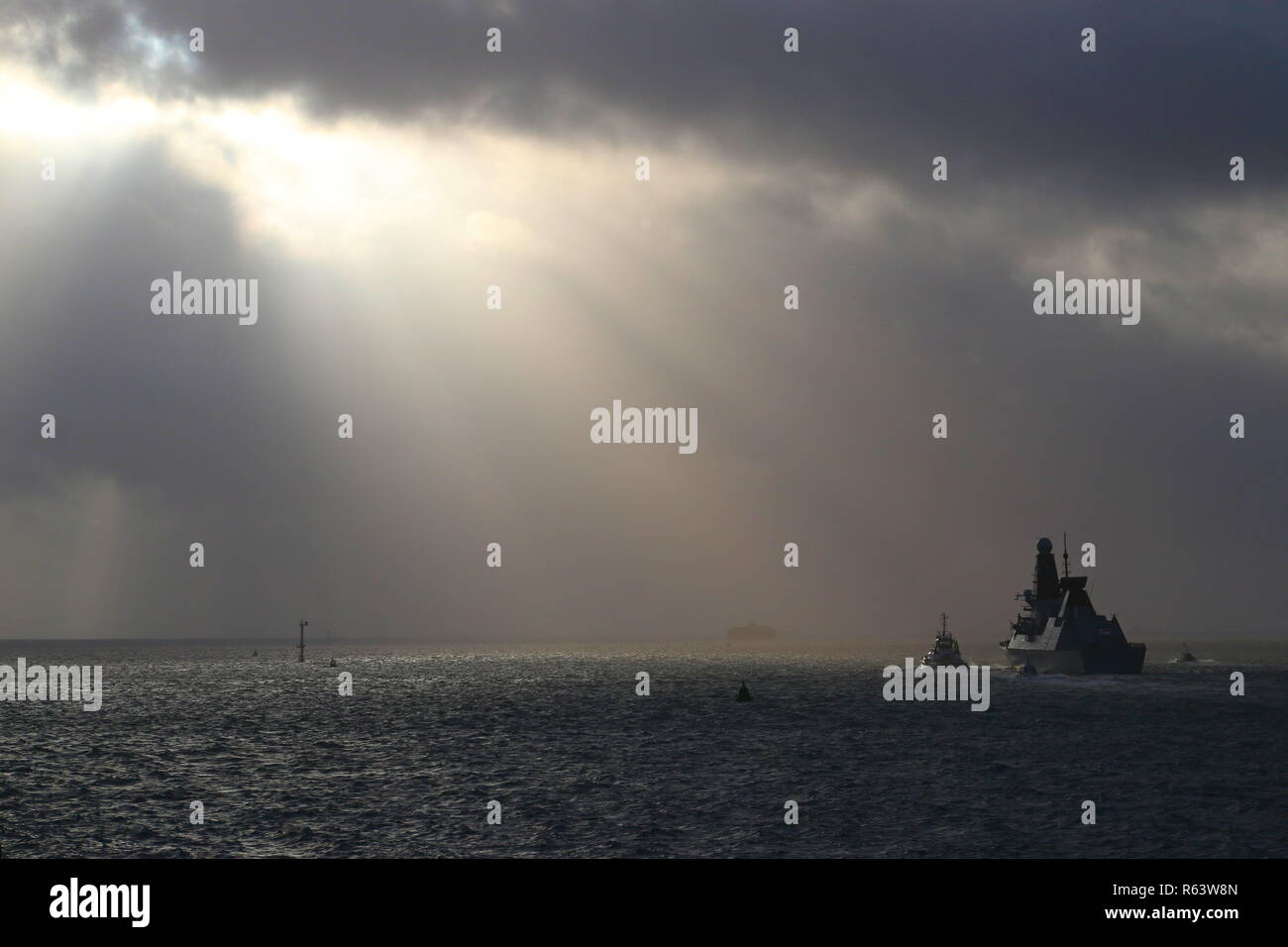 Le soleil baigne le Solent décembre comme la Royal Navy destroyer HMS 45 Type DEFENDER quitte Portsmouth, Royaume-uni pour reposer après essais cliniques Banque D'Images