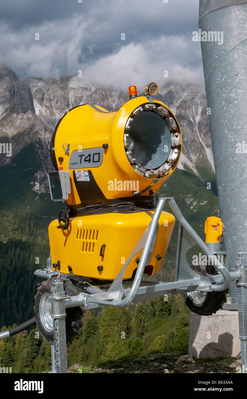 Neige jaune Cannon. Photographié à la station de ski Schlick 2000, Stubai, Tyrol, Autriche en Septembre Banque D'Images