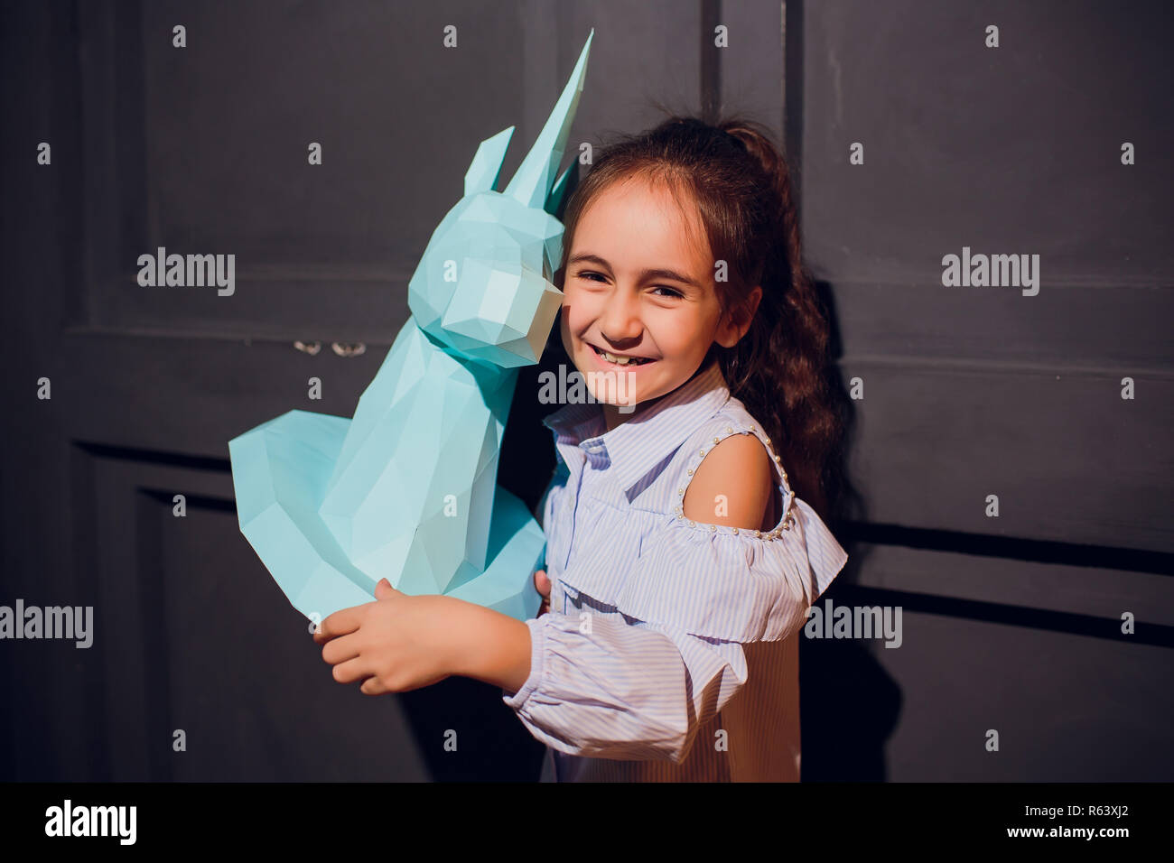 Belle petite fille,publicité,decorations,holding paper diamond. caractère,origami  unicorn fairy tales. Élégante robe enfant,style kids Photo Stock - Alamy