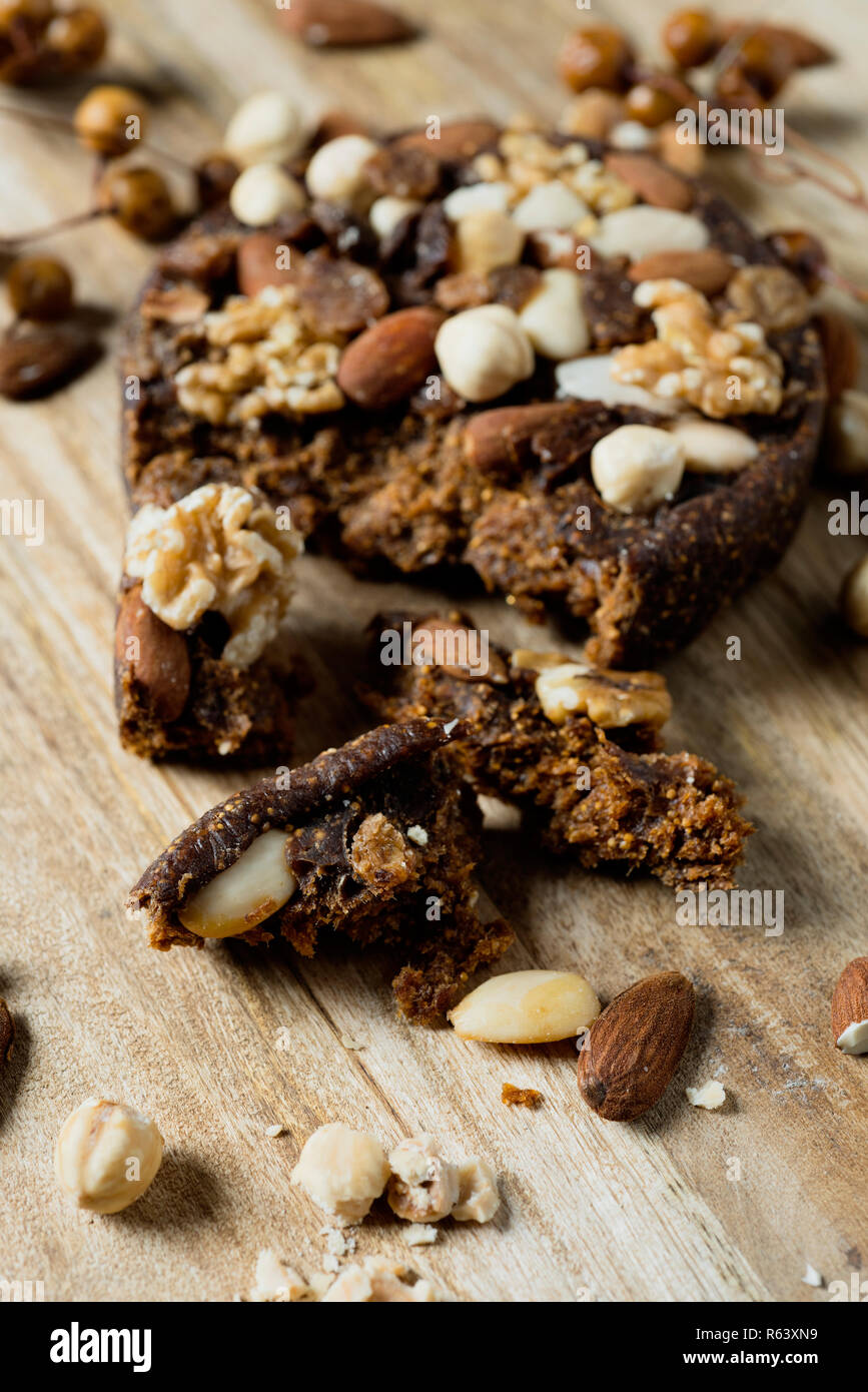 Libre d'un pan de higos, un aliment sucré fait de figues, généralement pris sur le temps de Noël, garni de noix différentes, sur une table en bois Banque D'Images