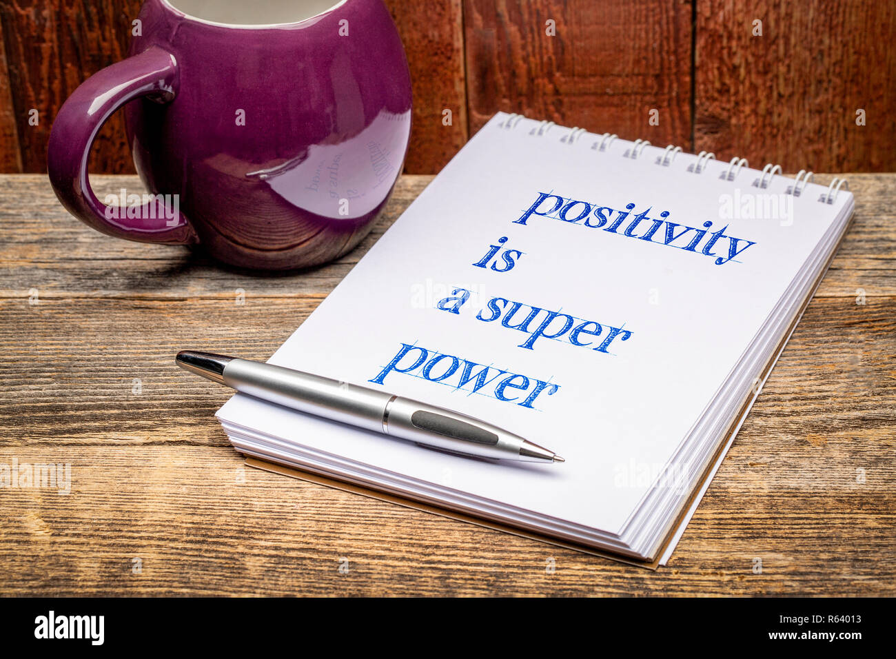 La positivité est une super-puissance - texte dans un cahier avec une tasse de thé ou café Banque D'Images