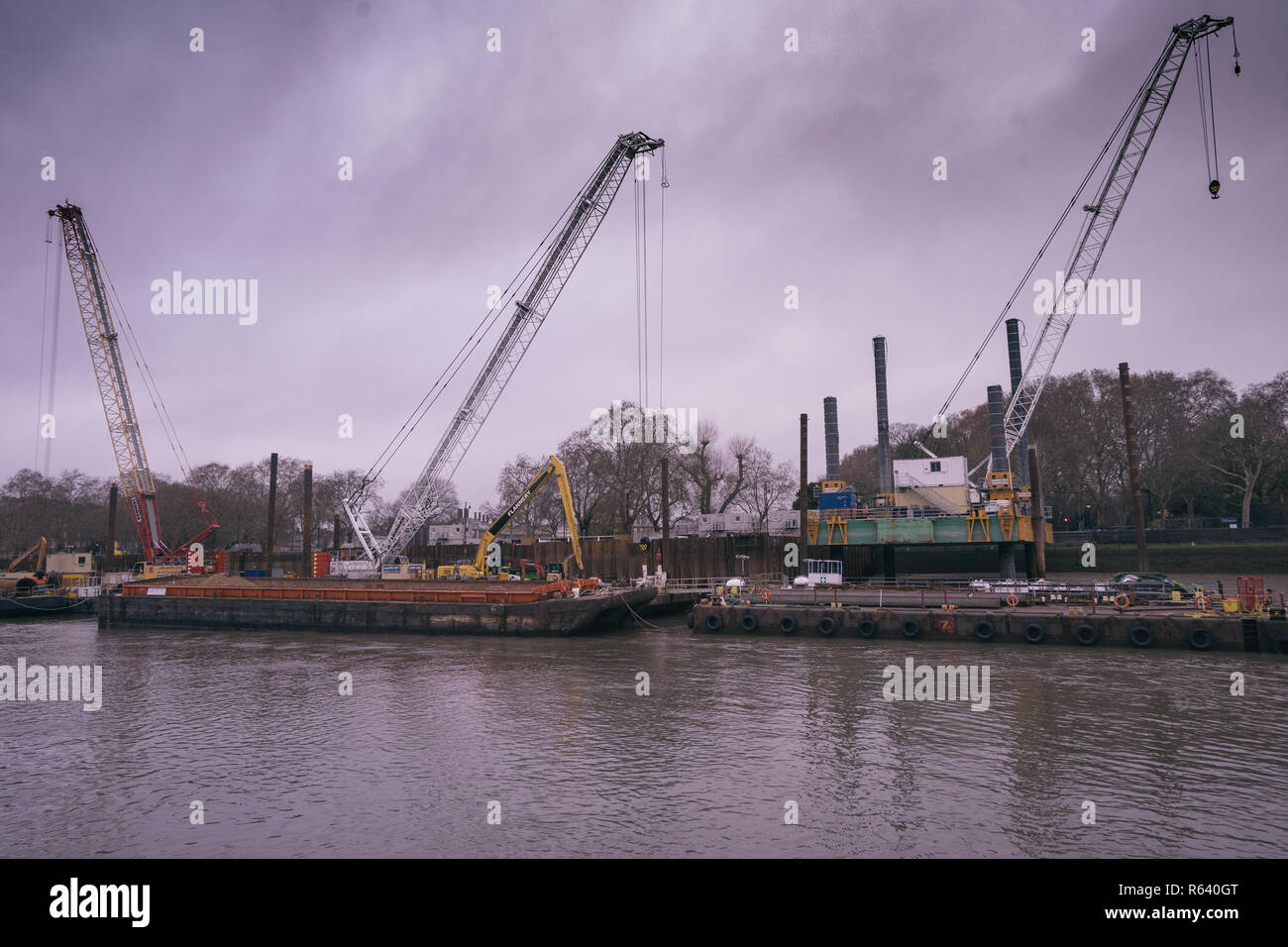 Travaille sur la soi-disant Super Sewer sur la rive nord de la Tamise près de Chelsea, en une photo prise sur une ville ouverte architecture bateau tour sur la Rive Banque D'Images