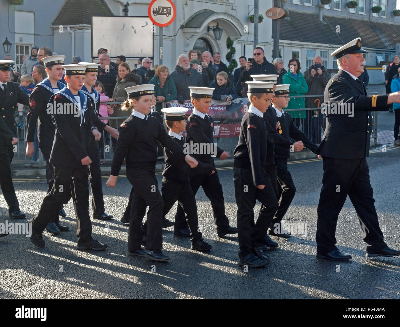 Une brigade de cadets de la marche à travers le village de Rottingdean le Jour du Souvenir Banque D'Images