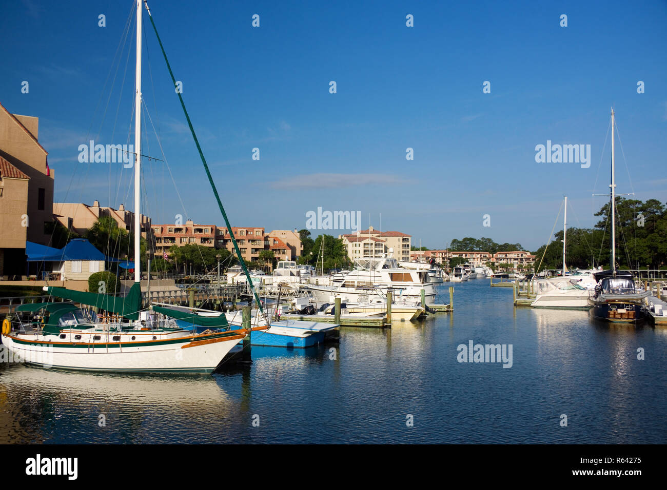 Bateaux dans Shelter Cove Canal Banque D'Images