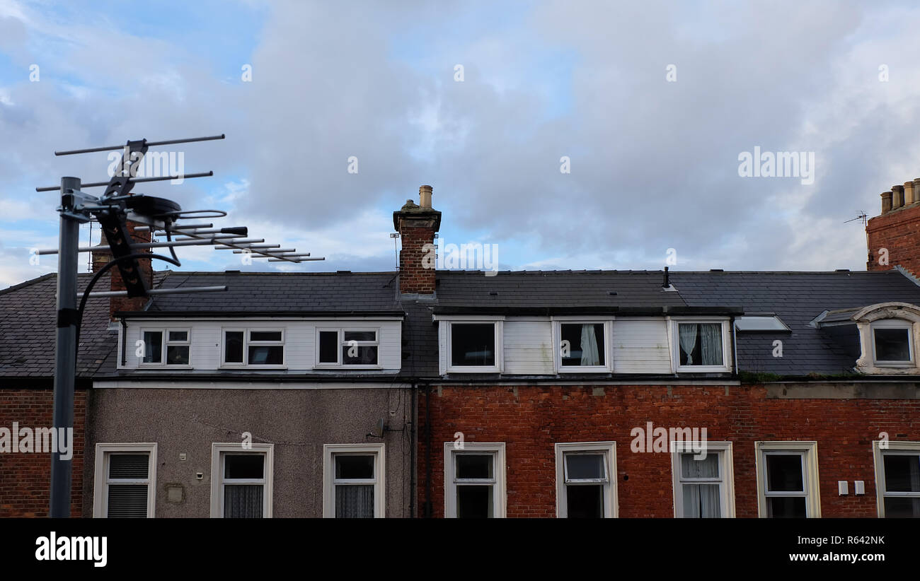 Une rangée de terrasse Chambre avec cheminée et rectangle windows Banque D'Images