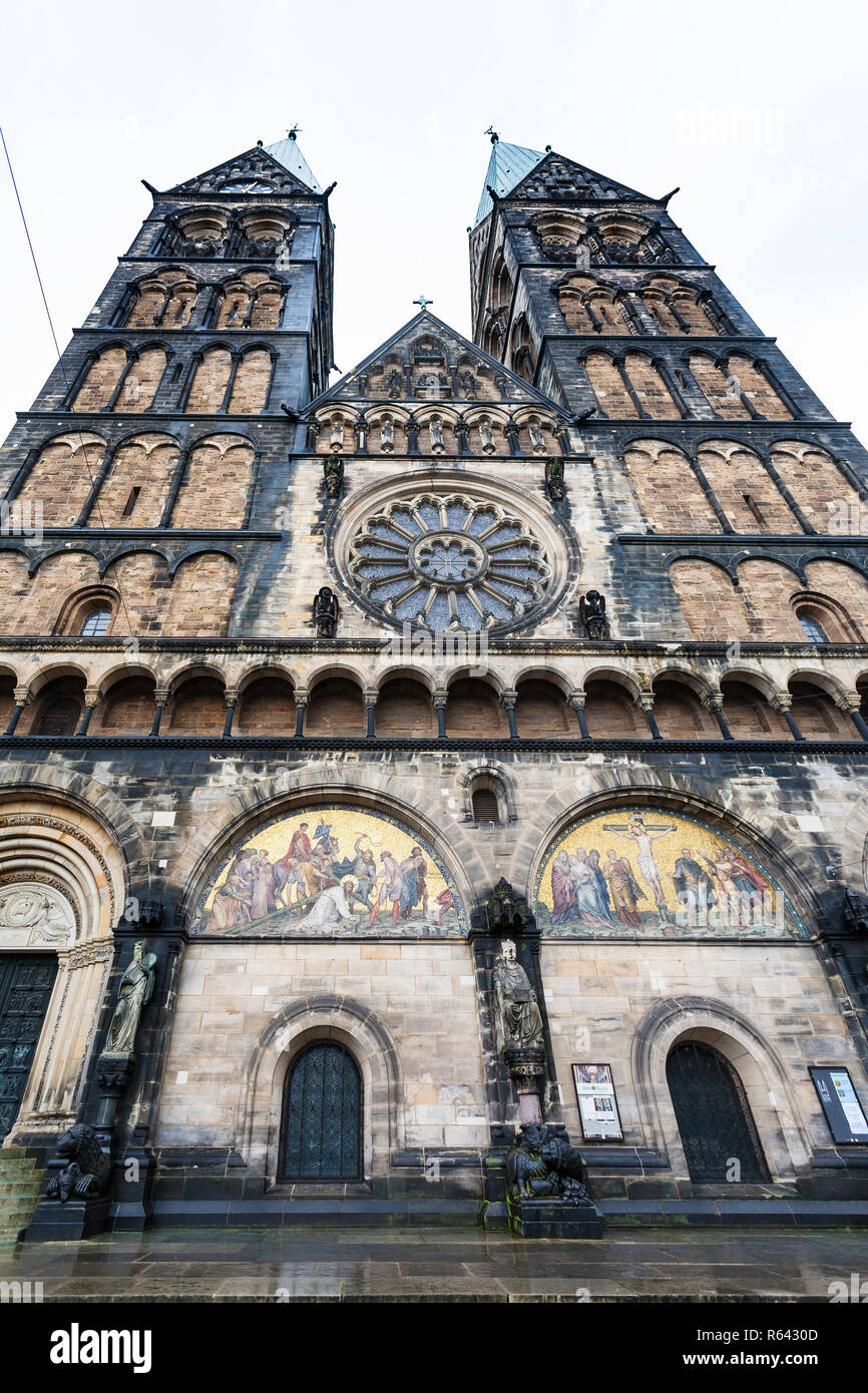Vue de face de la cathédrale de Brême Banque D'Images