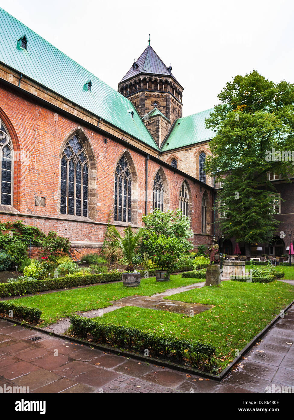 Cloître de la cathédrale de Brême en pluie d'automne Banque D'Images