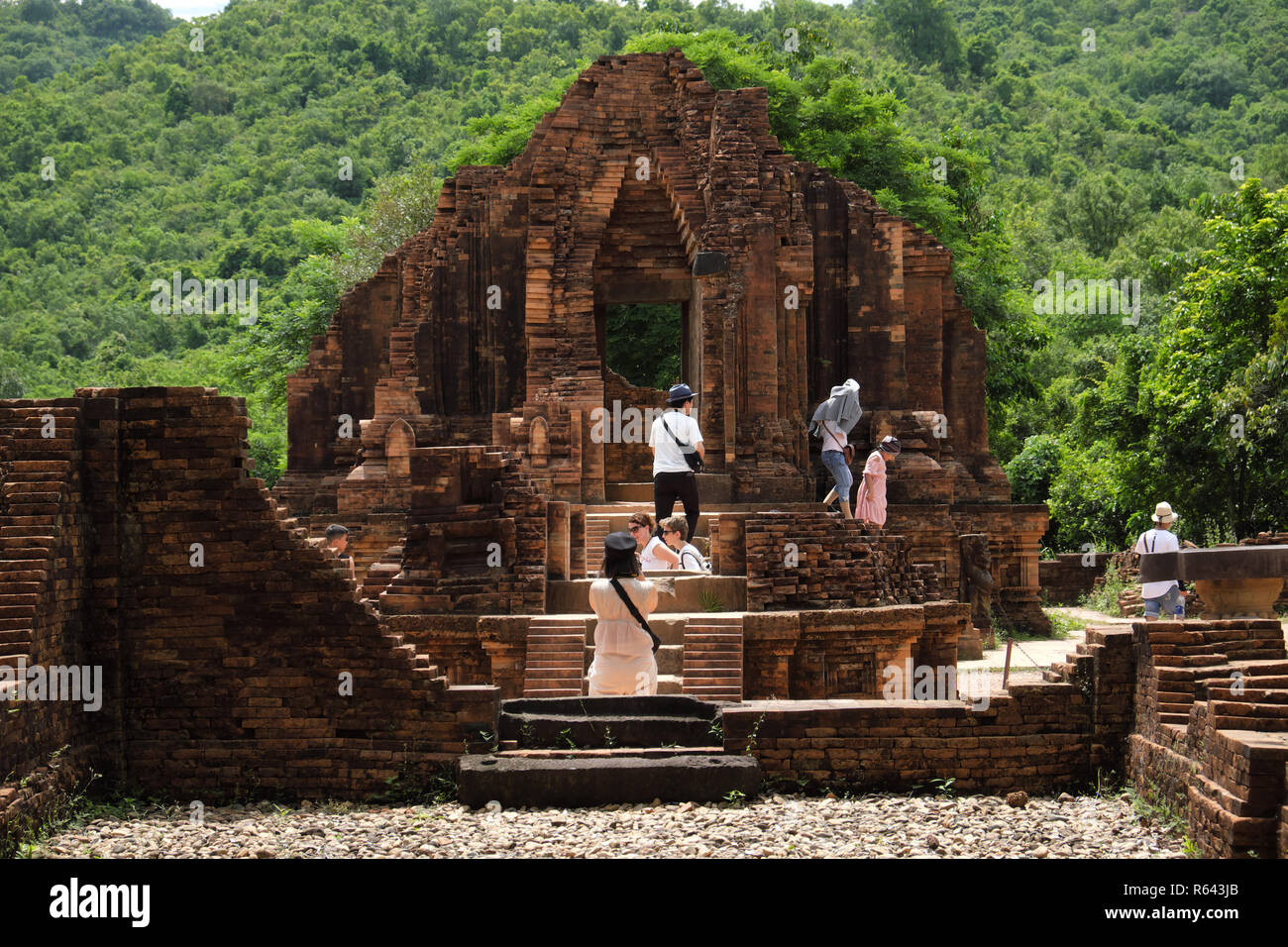 Mon fils, au Vietnam - Les touristes à pied parmi les anciennes ruines du temple hindou de la dynastie Champa à mon fils au Vietnam en 2018 Banque D'Images