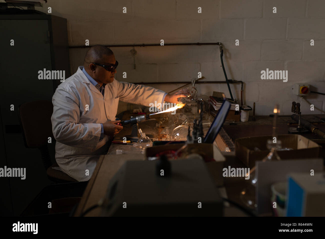 À l'aide d'un chalumeau en travailleur de l'usine de verre Banque D'Images À l'aide d'un chalumeau en travailleur de l'usine de verre Banque D'Images