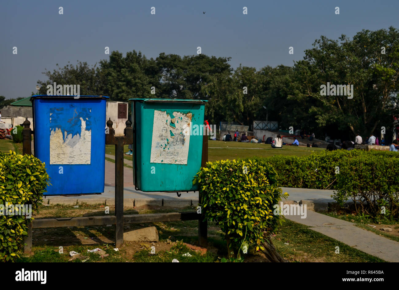 Le gouvernement de New Delhi a installé beaucoup de vert et bleu poubelles dans toute la ville, cette une dans Central Park. Banque D'Images