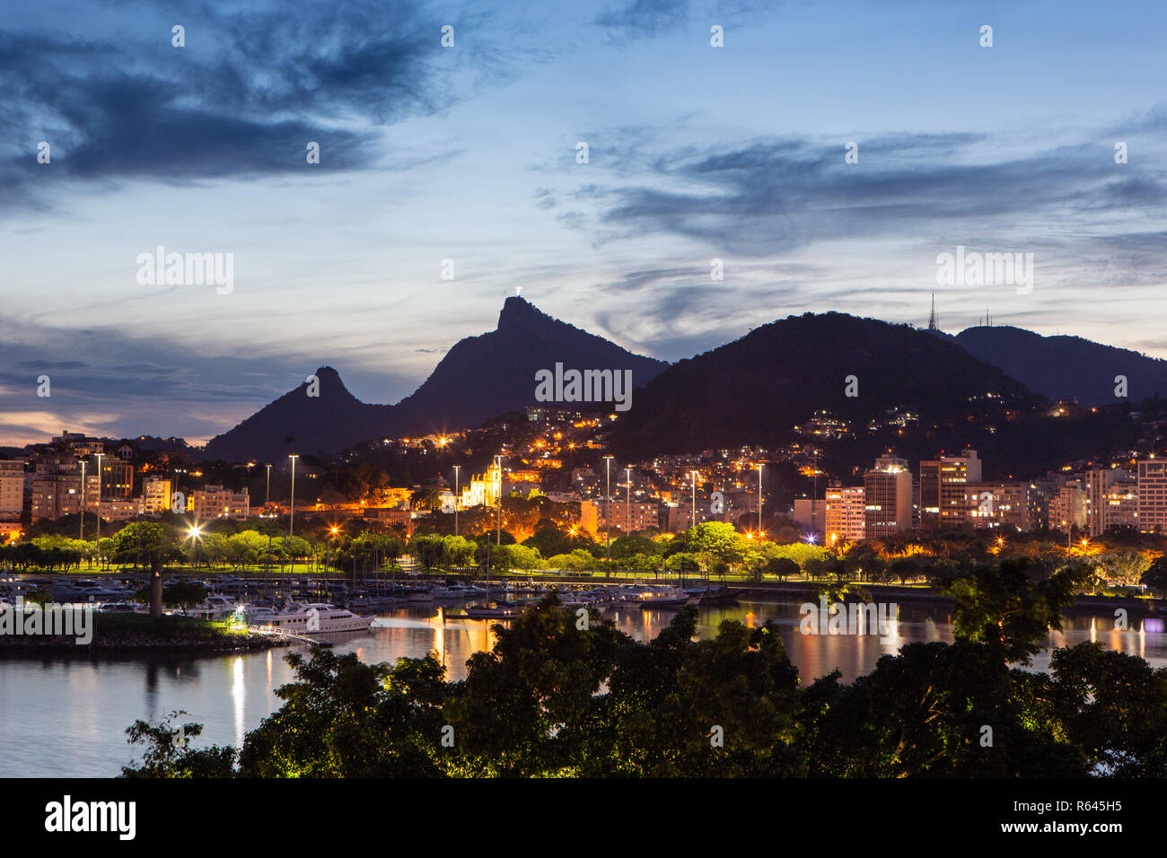 Belle vue panoramique sur la ville de Rio de Janeiro, corcovado avec au crépuscule. Banque D'Images