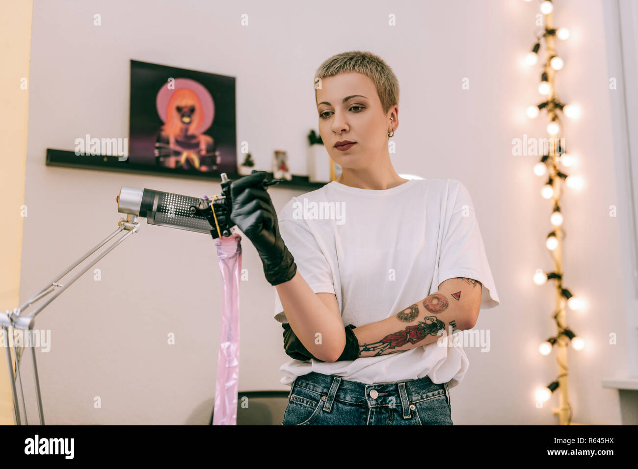 Bon-à-tatouage élégant montrant ses propres tatouages Banque D'Images