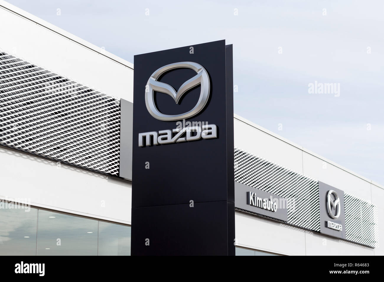 Logo Mazda dans un panneau dans une concession voiture store Banque D'Images