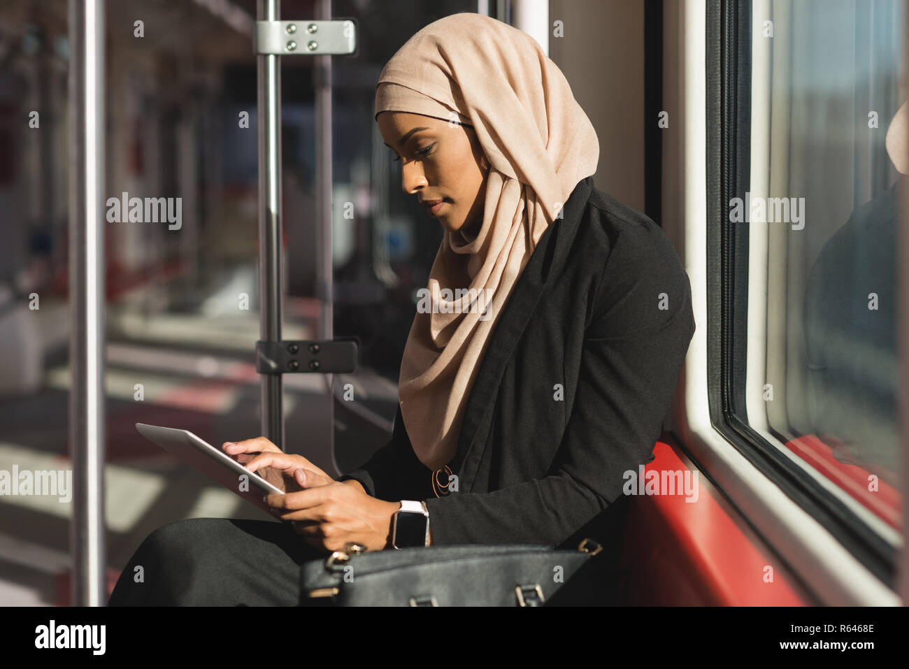 Woman using digital tablet lors d'un voyage en train Banque D'Images
