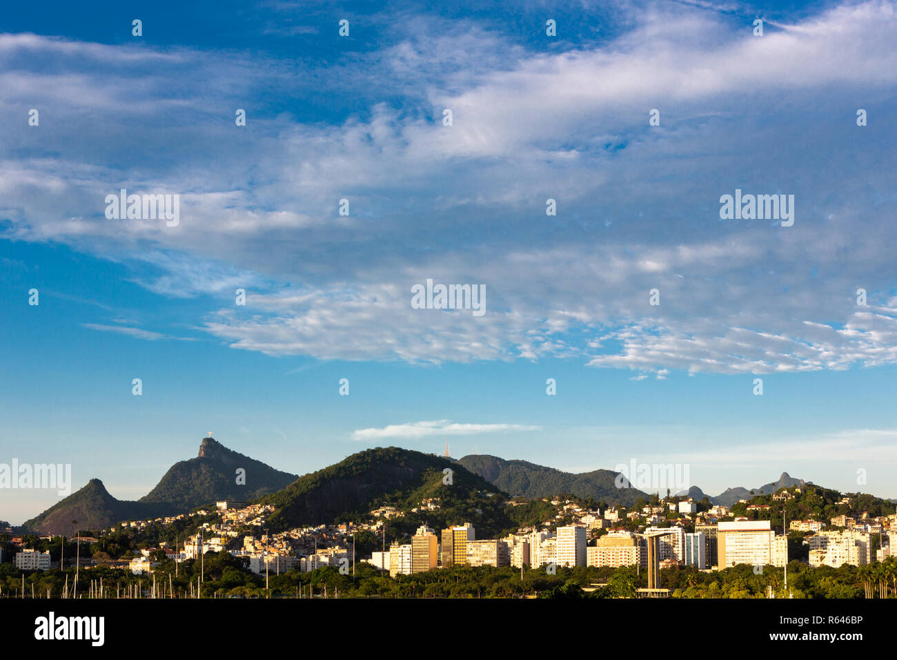 Belle vue panoramique sur la ville de Rio de Janeiro, corcovado avec, à l'aube. Banque D'Images