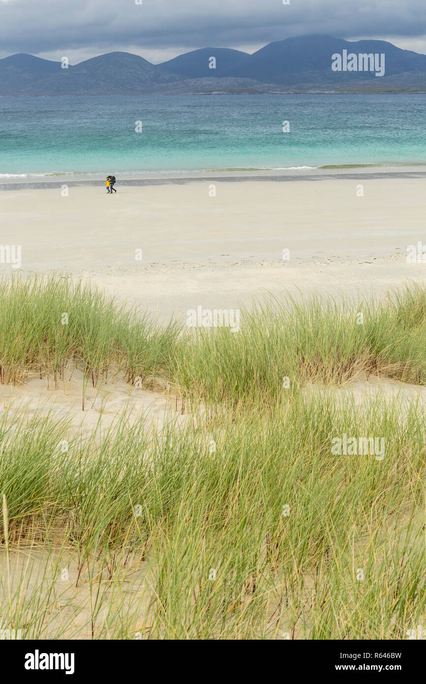 Deux backpackers marcher le long Luskentyre Plage, Isle of Harris, îles Hébrides, Ecosse, Royaume-Uni Banque D'Images