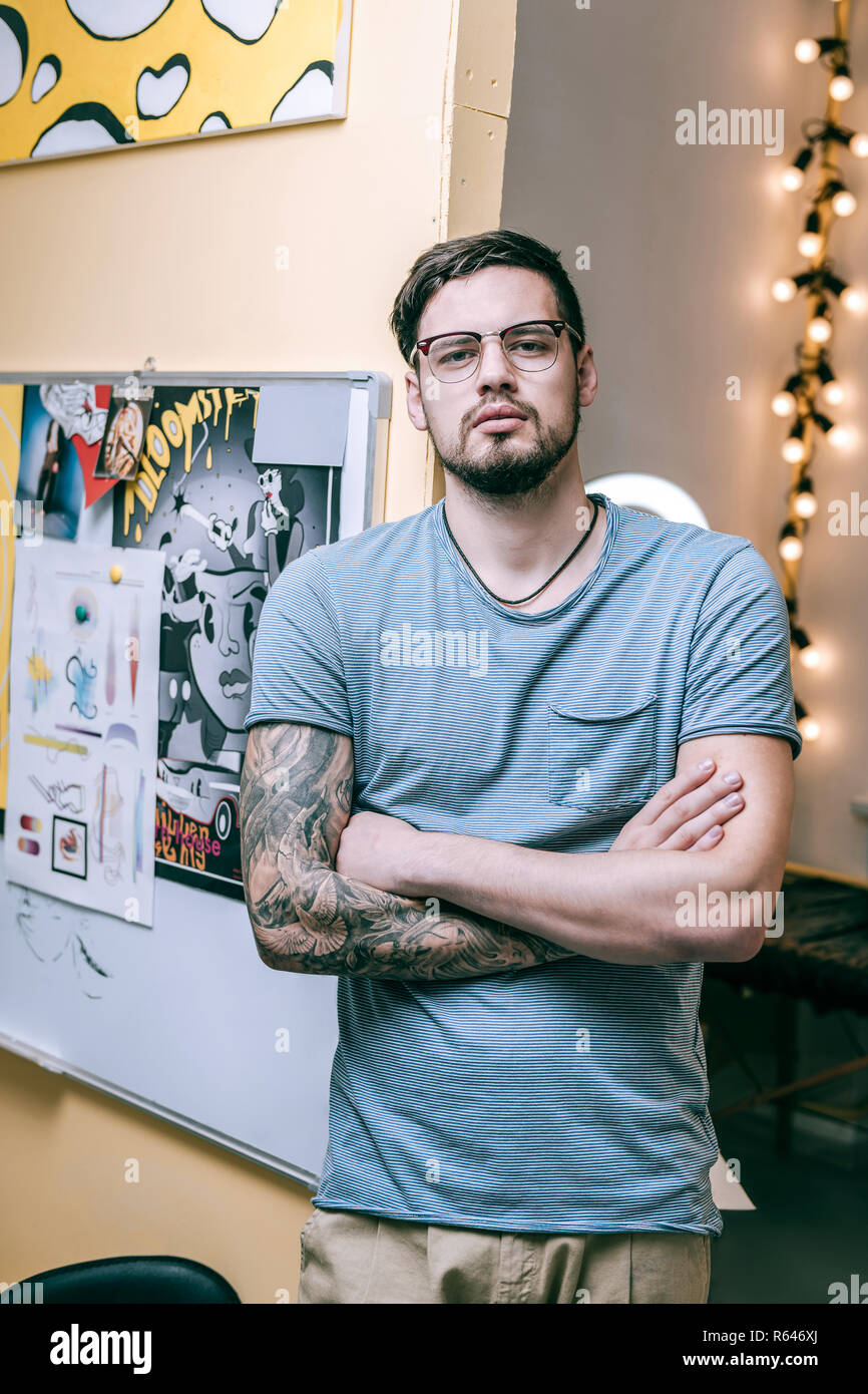 Bien musclé, à son passage les mains couvertes de tatouages Banque D'Images