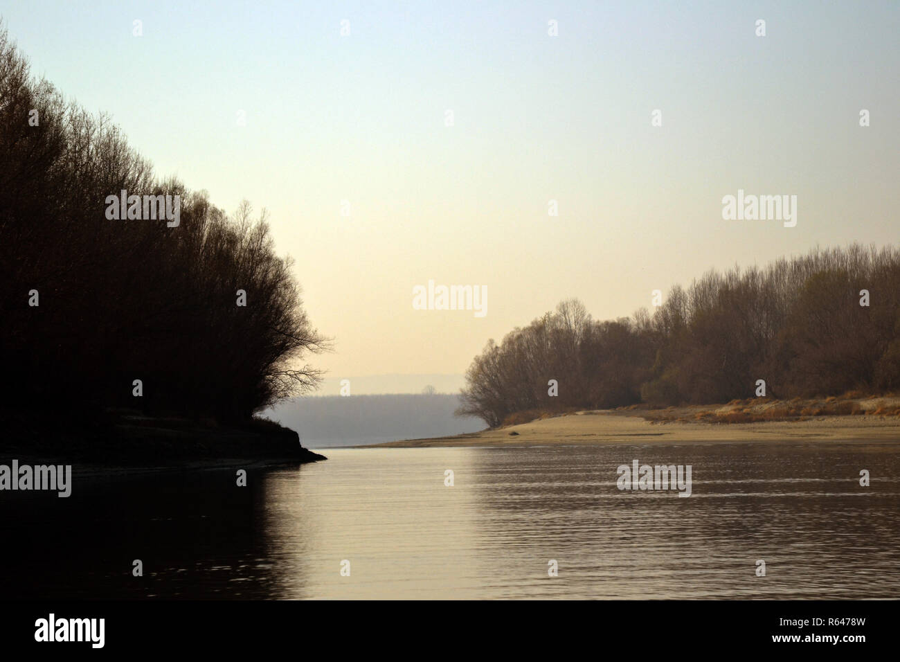 Belle et fraîche de l'automne au confluent du Danube avec le bras Borcea Banque D'Images