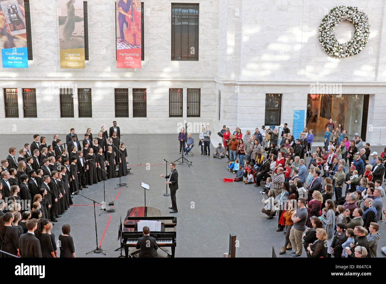 Le Cleveland Orchestra Youth Chorus, dirigé par Daniel Singer, effectuer dans la famille d'Ames Atrium dans le Cleveland Museum of Art de Cleveland (Ohio). Banque D'Images
