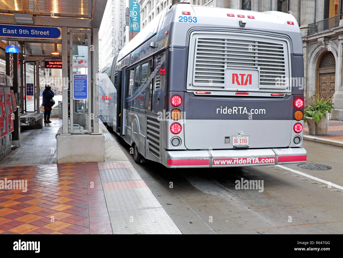 Un bus en direction de l'art au centre-ville de Cleveland, Ohio, USA attend pour les cavaliers à l'angle d'Euclid Avenue et de la 9e Rue, le long de la Ligne Info. Banque D'Images