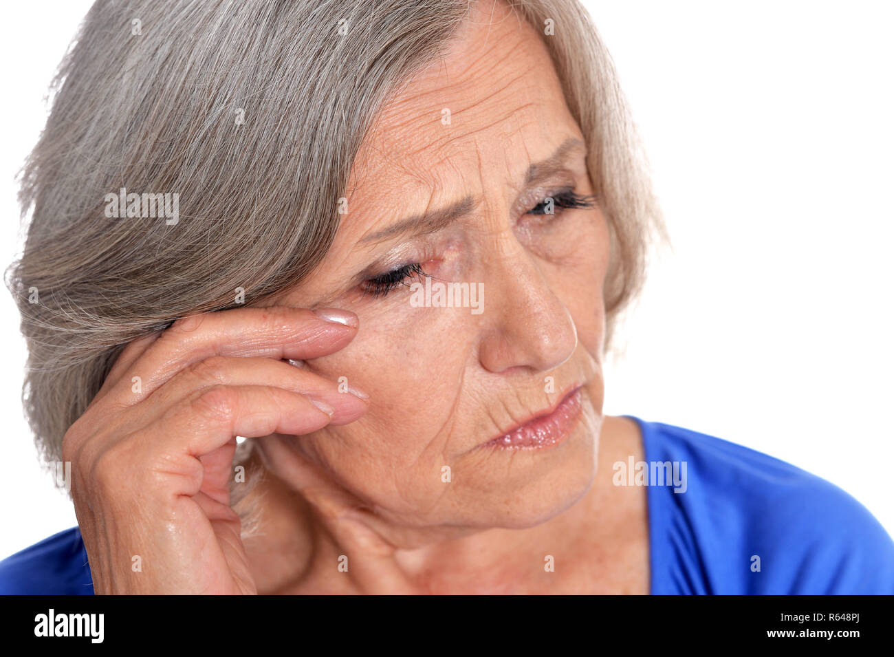 Portrait of senior woman crying isolé sur fond blanc Banque D'Images
