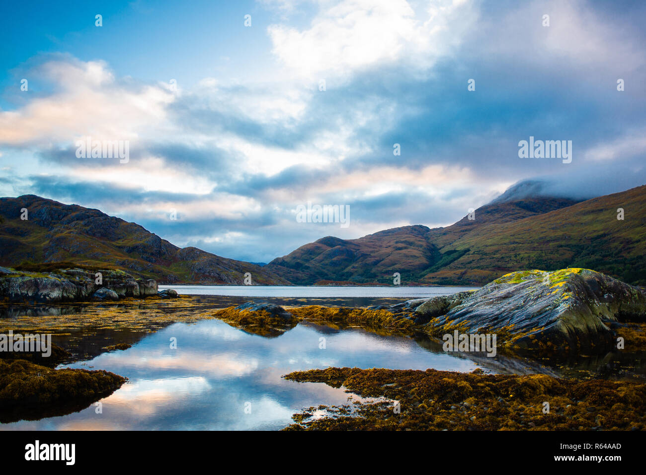 Scène paisible à Lochailort, sur la route des îles Britanniques, dans les montagnes de l'Ecosse Banque D'Images