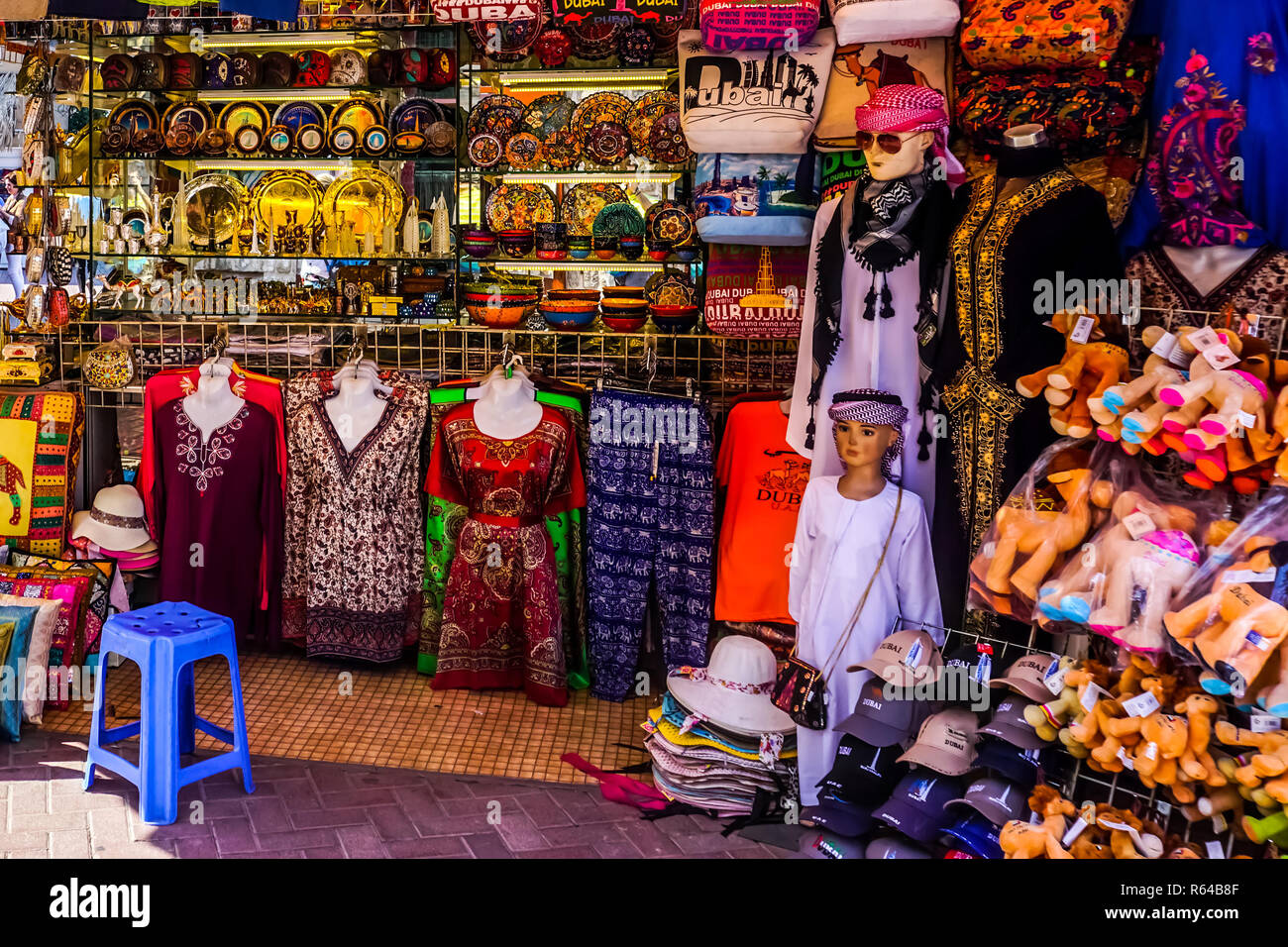Souk de Bur Dubai propose du commun robes orientales Souvenirs chapeaux