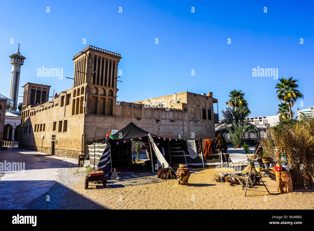 Dubai Al Bastakiya Al Fahidi Quartier historique avec tente Arabe et bâtiment Windcatcher Banque D'Images