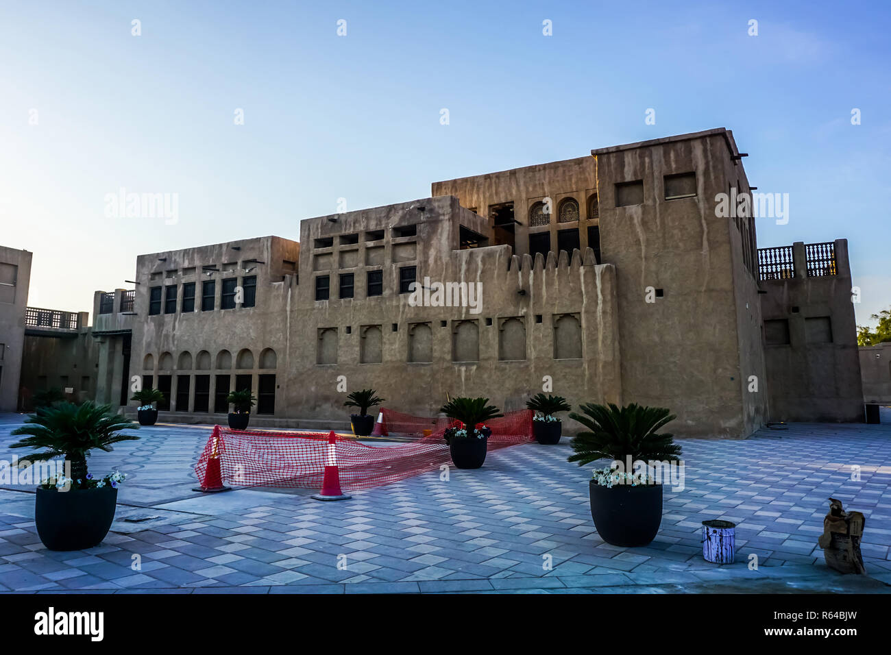 Dubai Heritage Village Espagnol traditionnel avec des petits palmiers en pots Banque D'Images