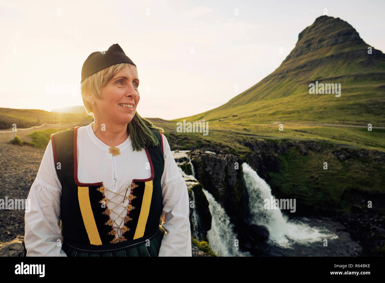 Une femme portant islandais Upphlutur costume national traditionnel au Mont Kirkjufell & Kirkjufellsfoss à Grundarfjörður - Snaefellsnes Islande Europe Banque D'Images