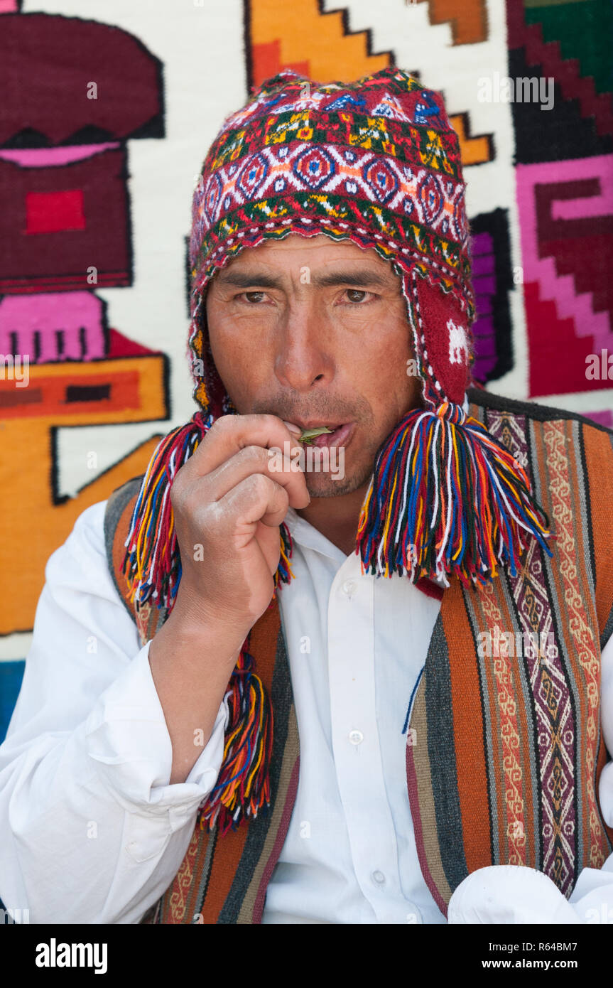 Chincheros, Pérou - 31 juillet 2011 : un homme portant des vêtements typiques, manger les feuilles de coca. Banque D'Images
