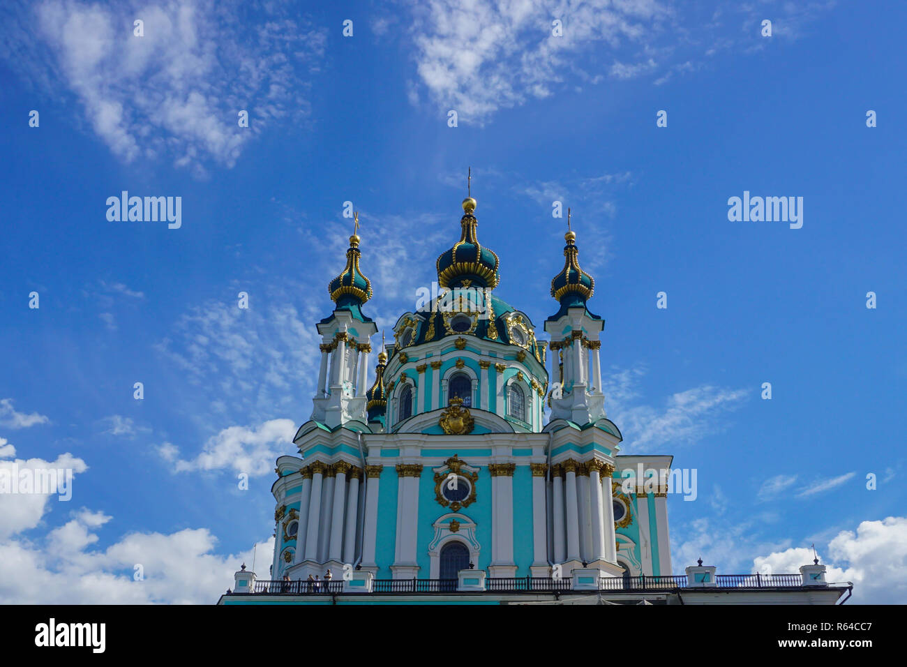 Kiev Saint Andrew's Church, vue frontale avec fond de ciel bleu Banque D'Images