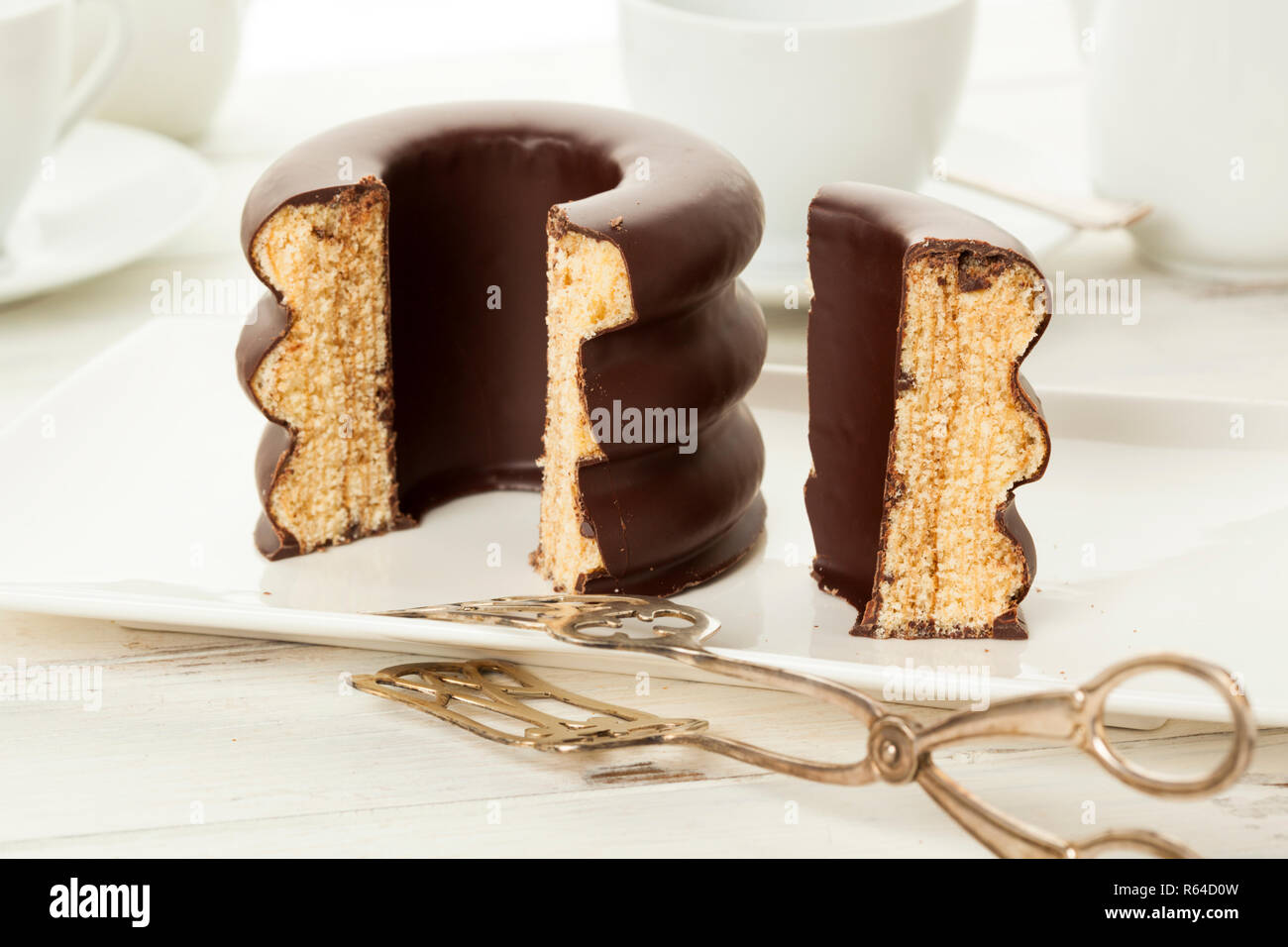 Gâteau allemand sur table avec vaisselle blanche Banque D'Images