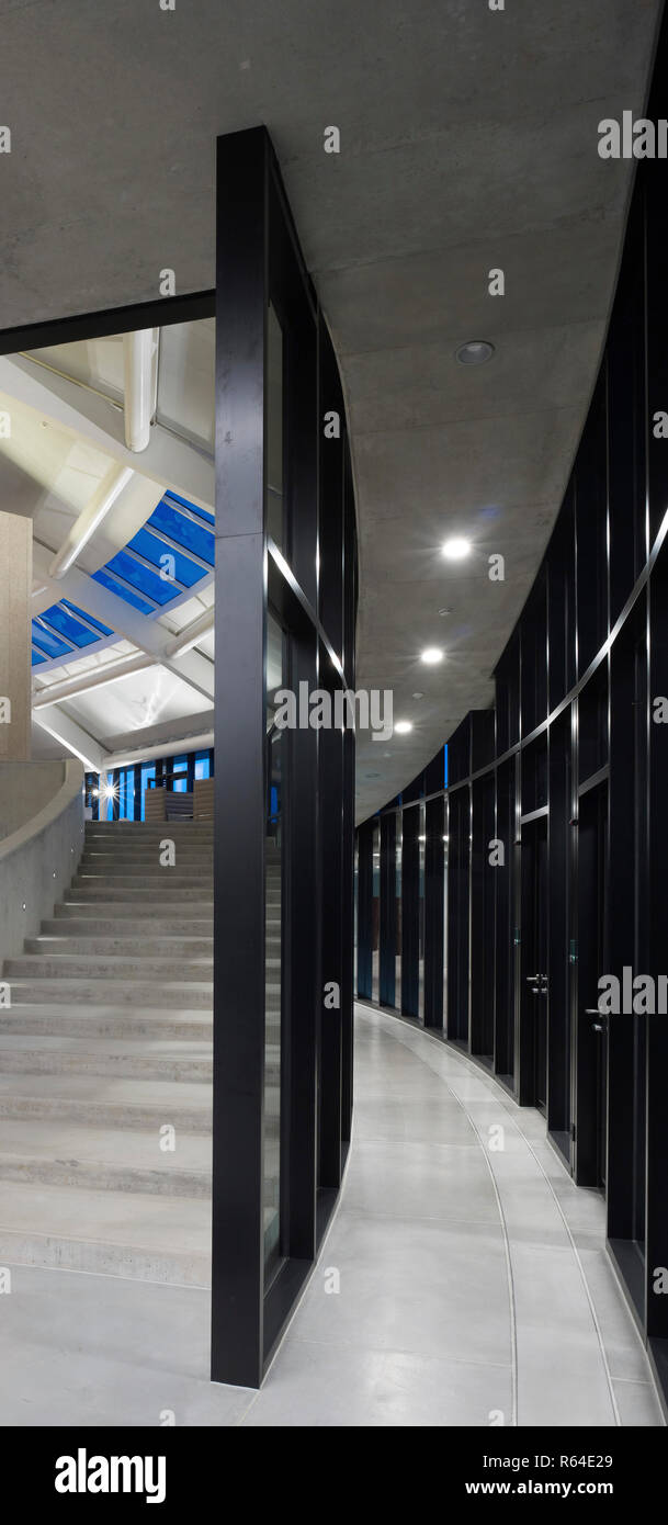 Couloir et escalier incurvé. Auditorium Carnal Hall au Rosey, Rolle, Suisse. Architecte : Bernard Tschumi, 2015. Banque D'Images